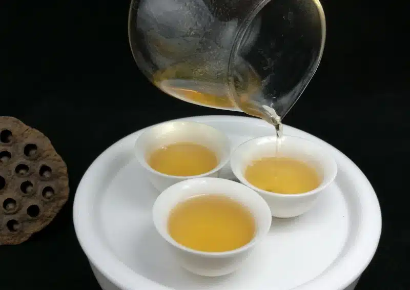 Oolong Se Chung wird aus einer Glaskanne eingeschenkt