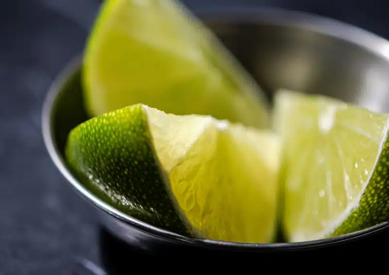 China Pai Mu Tan Limone Basilikum mit frischen Limonenstücken