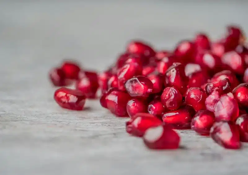 Granatapfelkerne sind in der Teesorte Weißer Tee Granatapfel