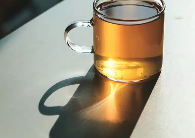 7 Chakren Tee eingeschenkt in einem Glas