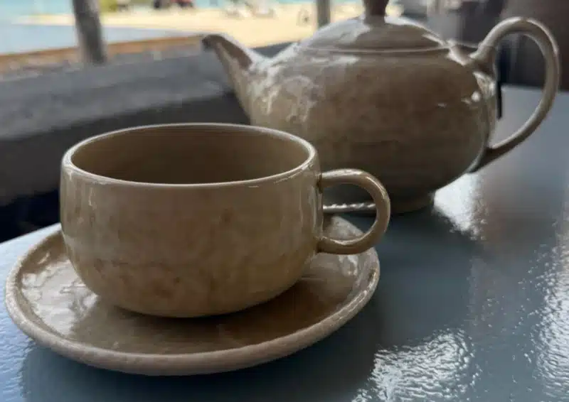 Kräutertee richtig zubereiten braune Teetanne und Tasse