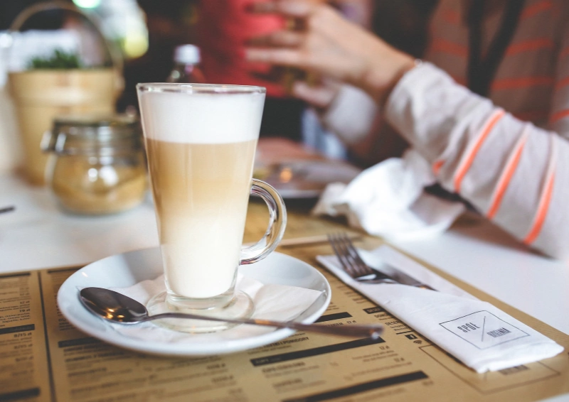 Rotbuschtee‑Latte‑Macchiato im Glas