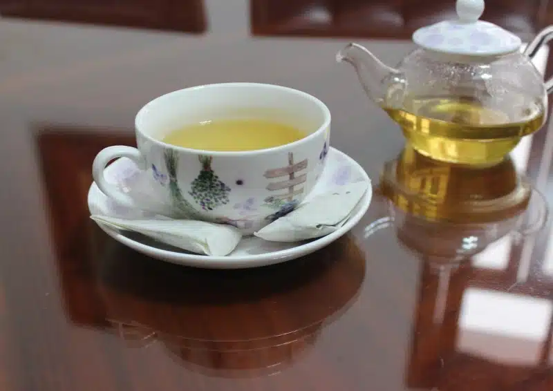 Weißer Tee Malawi Thyolo Peony eingeschenkt in einer Teetasse