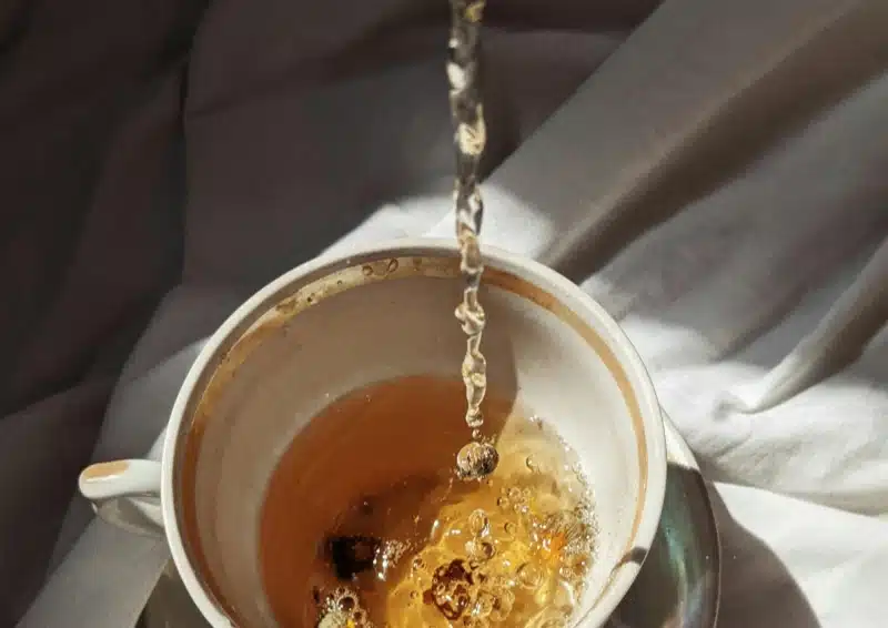 Weißer Tee Satemwa Antlers wird in eine Tasse eingeschenkt